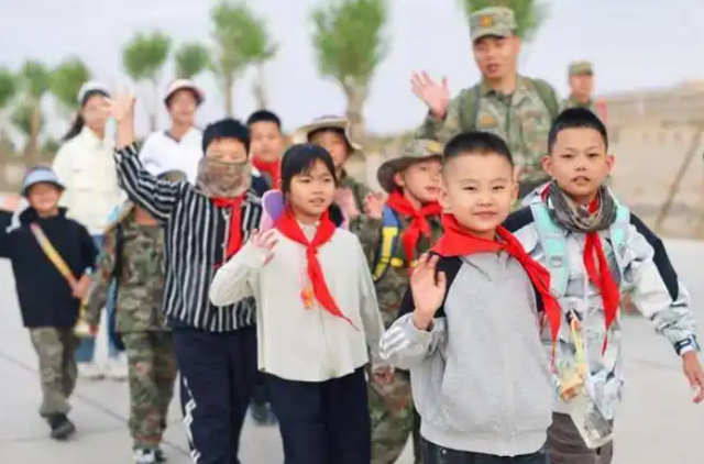 孩子们走进兵营沉溺式体会军旅日子淬炼