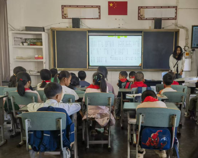 这组多轮对话发生在一所牧区村庄小学的
