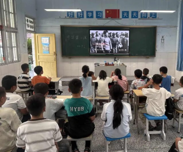这组多轮对话发生在一所牧区村庄小学的科学教育讲堂上