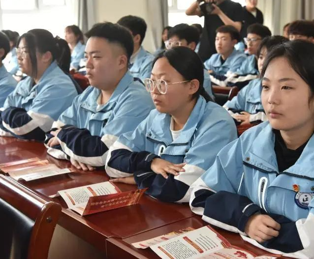 升学班选用文化课与专业课双线并进的培