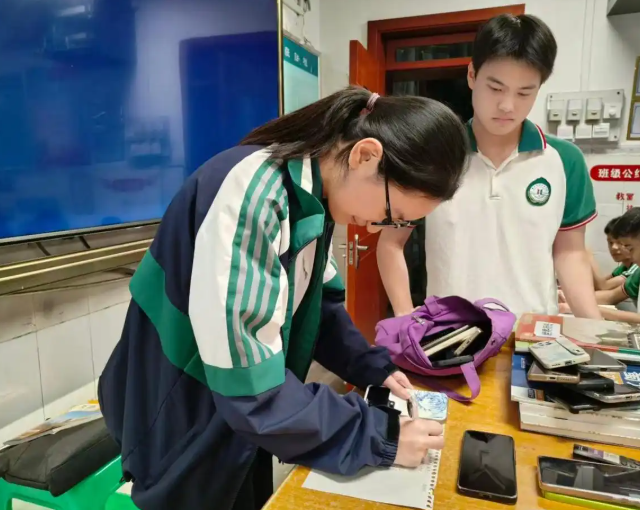 不能带着手机和电话手表入校初行阶段会