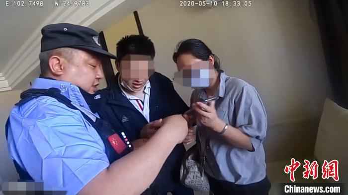 图为民警及时阻止女子向骗子转账。官渡公安分局供图 女子遭遇“假警察”电信诈骗 真警察“一脚”为其止损10万元